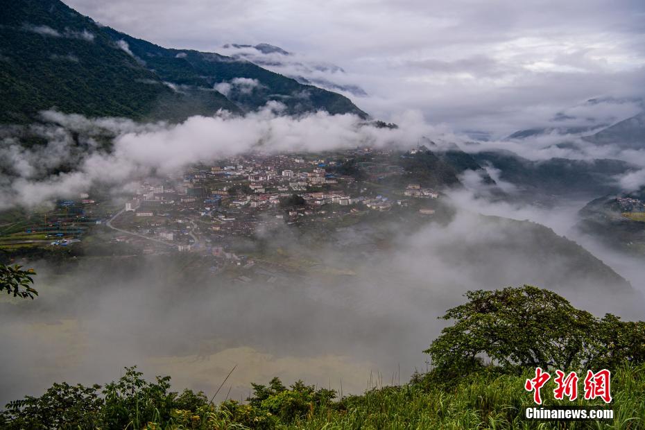 雲(yún)や霧で覆われたメトク県城（撮影?何蓬磊）。