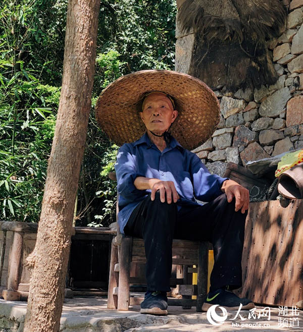   船頭の萬其珍さん（撮影?蘇璽）。