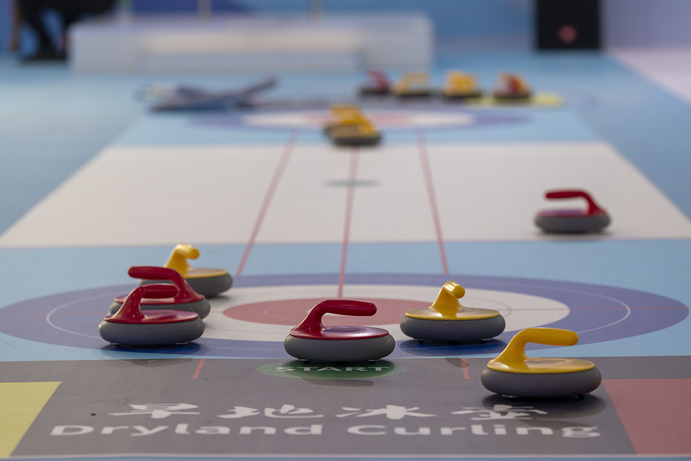 ウィンタースポーツをテーマにした展示エリアに設置されているカーリング體験エリア（撮影?翁奇羽）。