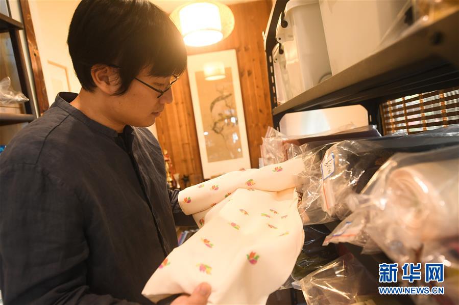 「時代にあった特色溢れるデザインを」チャイナドレスを制作する杭州のある男性