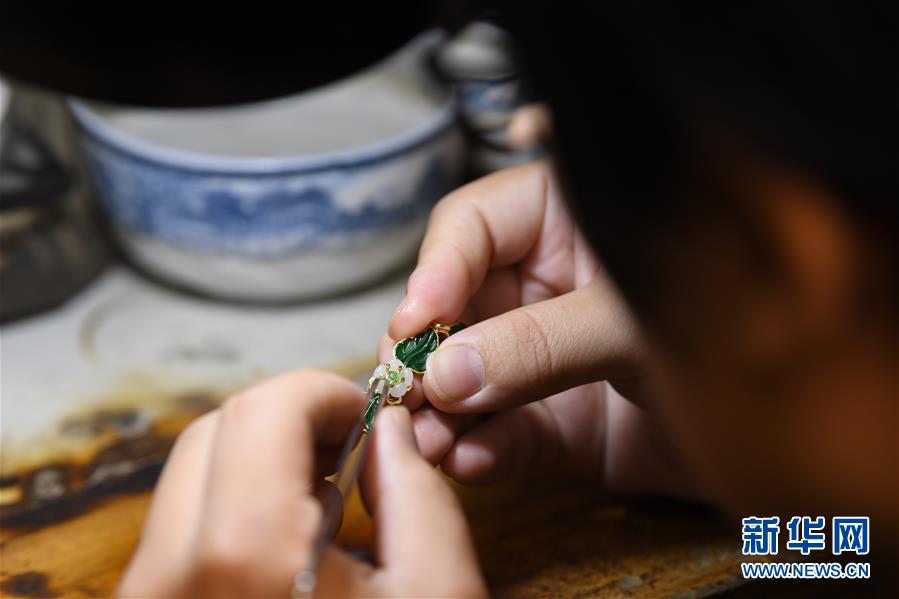 「時(shí)代にあった特色溢れるデザインを」チャイナドレスを制作する杭州のある男性