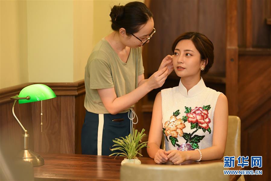 「時(shí)代にあった特色溢れるデザインを」チャイナドレスを制作する杭州のある男性