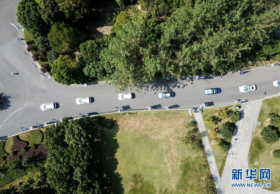 9月3日、5Gモデルラインに進(jìn)入する自動(dòng)運(yùn)転車（ドローンによる撮影?劉軍喜）。