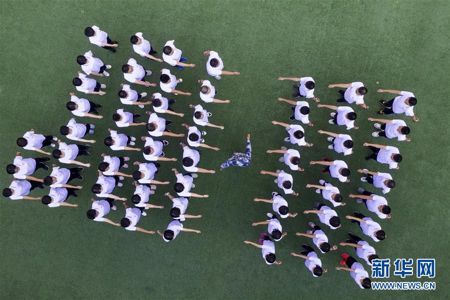 高校入學後の「最初の授業(yè)」は意思を鍛える軍事訓練