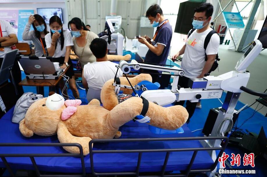 科學(xué)技術(shù)感満載のロボットたち　サービス貿(mào)易交易會(huì)