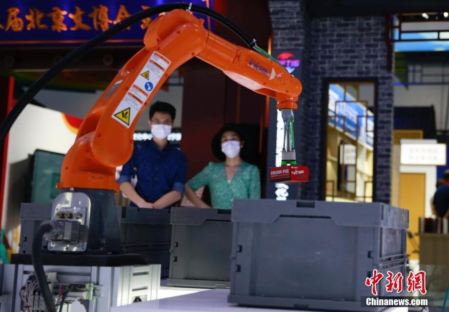 科學(xué)技術(shù)感満載のロボットたち　サービス貿(mào)易交易會