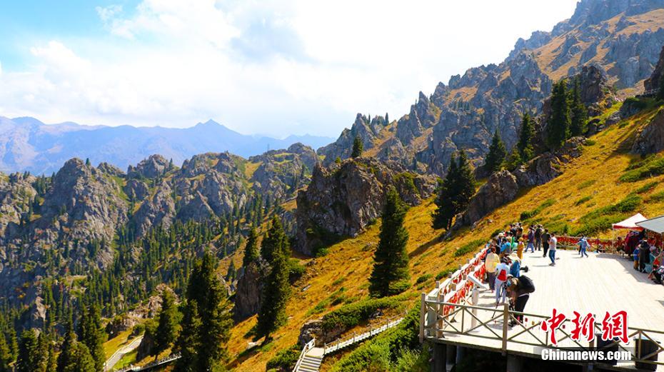 コロナ第2波収束後、初めてとなる観光客を迎える新彊天山天池