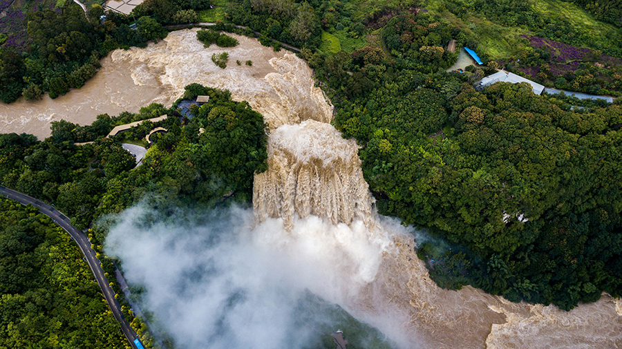 黃果樹瀑布（撮影?陳煕）。