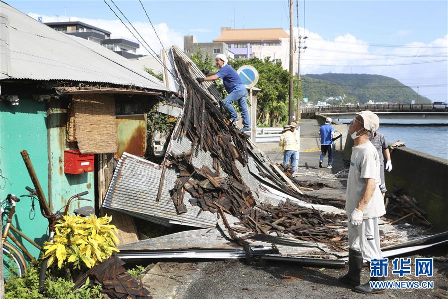 9月7日、鹿児島県奄美市で、壊れた家屋を修繕する地元住民（寫真提供?新華社、共同通信社）。