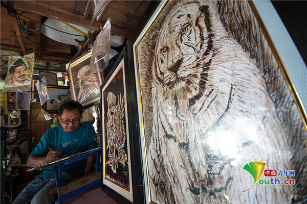 コーヒーかすでリアルな絵を描くインドネシア人蕓術(shù)家