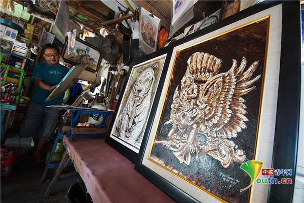 コーヒーかすでリアルな絵を描くインドネシア人蕓術(shù)家