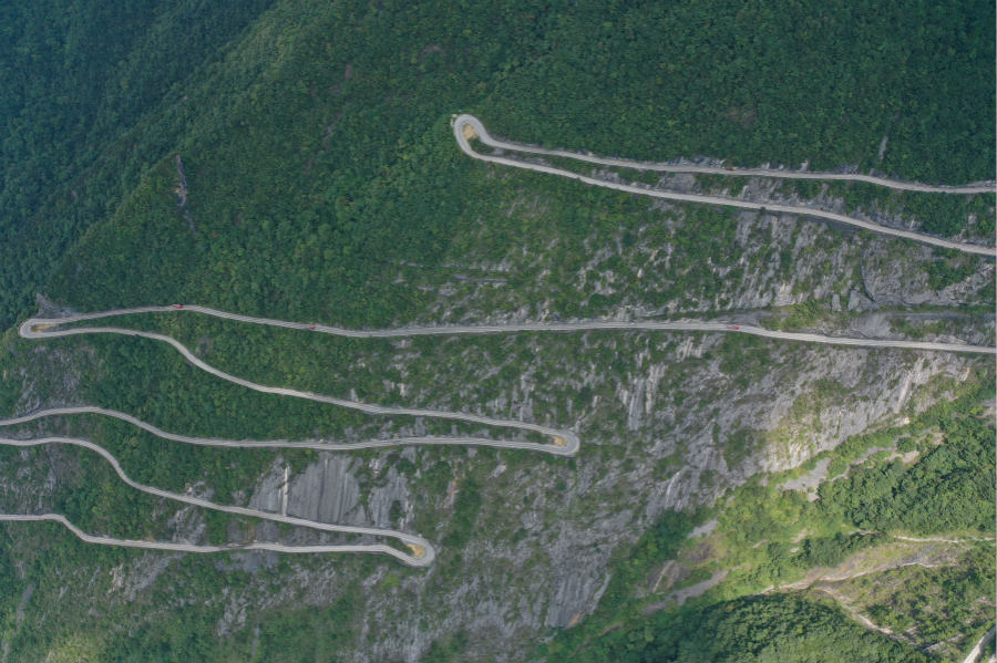 高く険しい山々に激しく蛇行して走る「壁掛天路」　湖北省恩施
