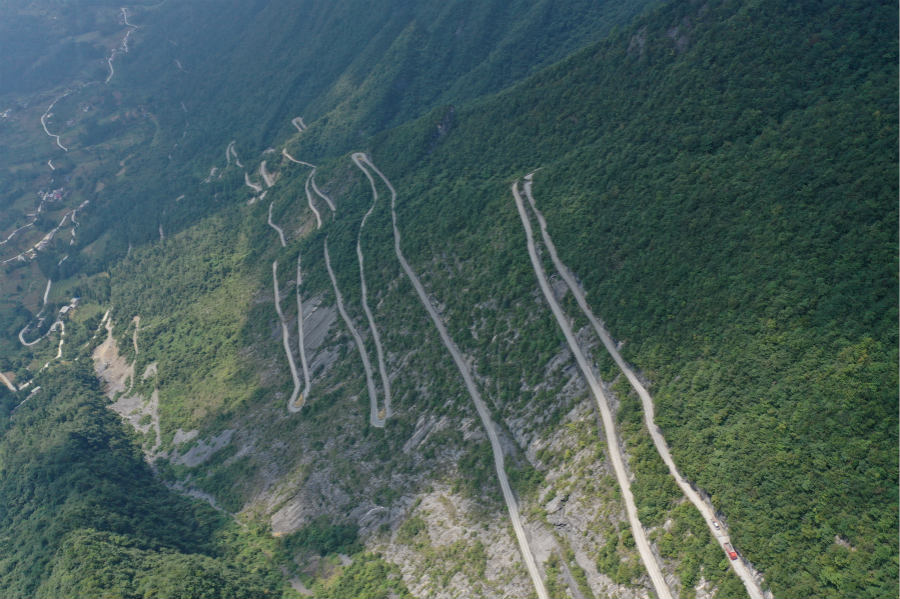 高く険しい山々に激しく蛇行して走る「壁掛天路」　湖北省恩施
