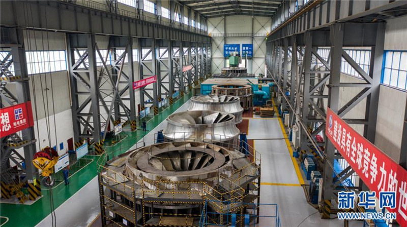 白鶴灘右岸発電所、1基目の100萬kW回転子の設置に成功