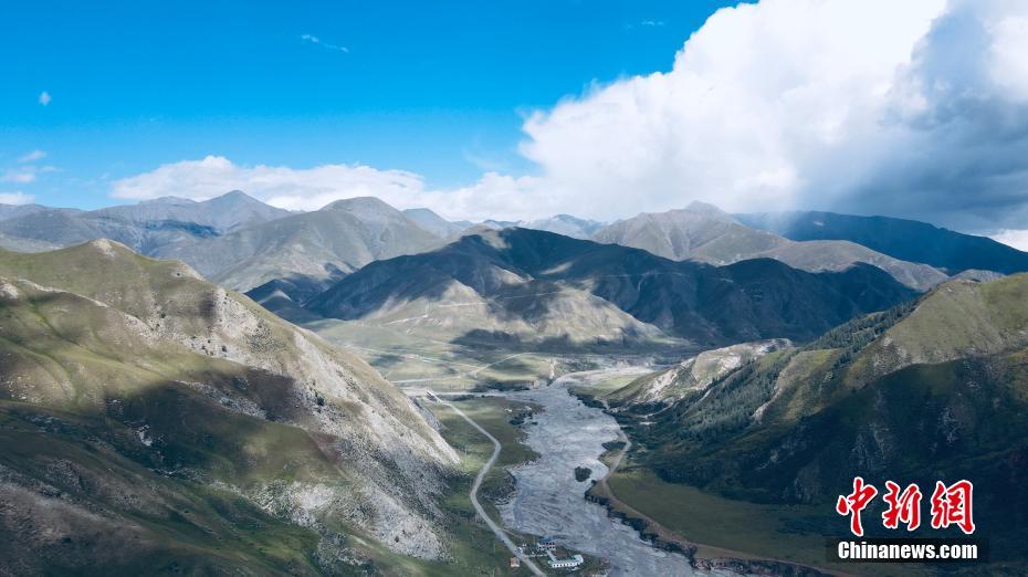 秋の祁連山、鮮やかな彩りの絶景広がる