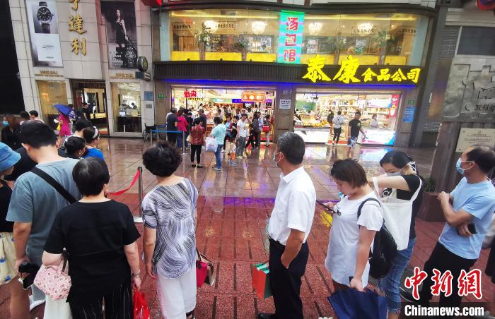 中秋節(jié)近づく　上海老舗の「目の前で焼く月餅」が大人気