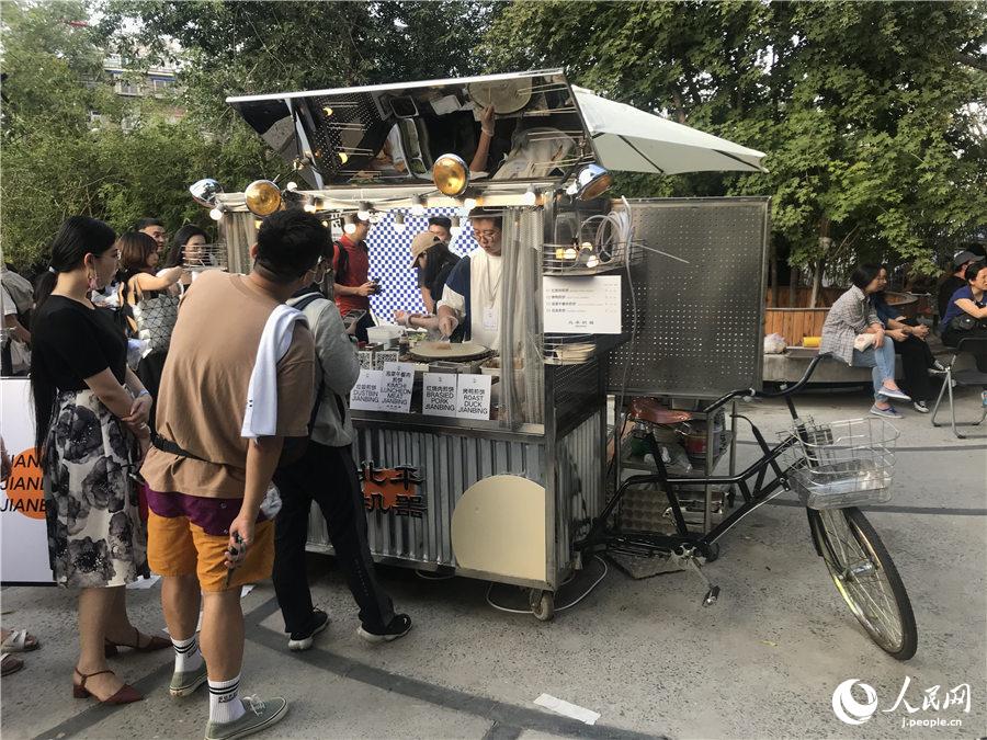 舊式の三輪車を改造した北平機(jī)器の「煎餅」屋臺(tái)（撮影?勝又あや子）
