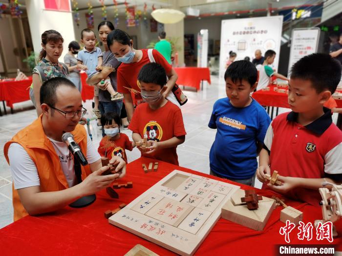 中國伝統(tǒng)の木製知育玩具を収集?制作する「木工の達(dá)人」　河北省