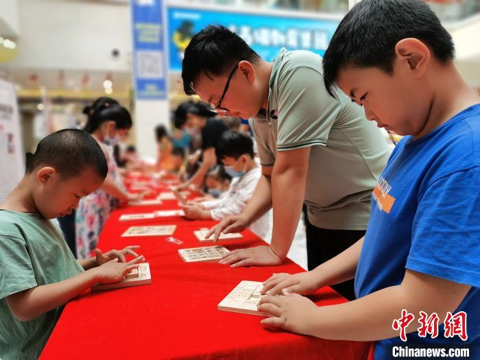 中國(guó)伝統(tǒng)の木製知育玩具を収集?制作する「木工の達(dá)人」　河北省