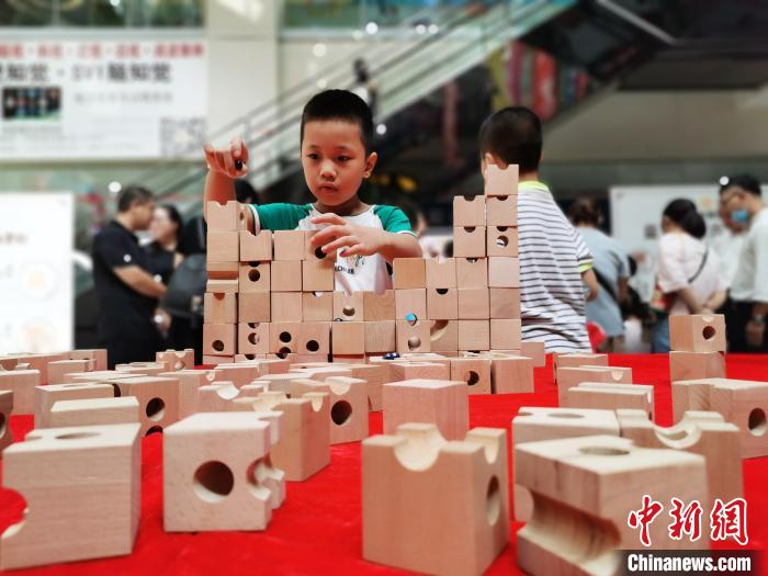 中國伝統(tǒng)の木製知育玩具を収集?制作する「木工の達(dá)人」　河北省