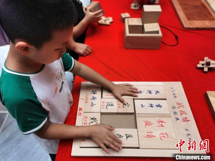 中國(guó)伝統(tǒng)の木製知育玩具を収集?制作する「木工の達(dá)人」　河北省