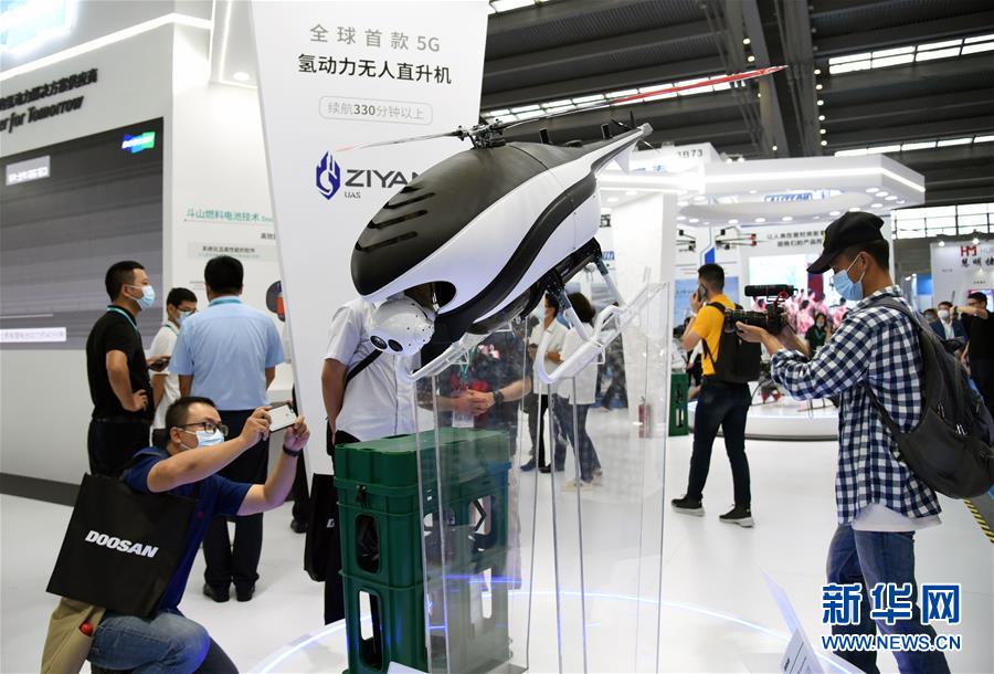 「2020年第4回世界ドローン大會(huì)」で、330分以上連続飛行が可能な水素燃料電池?zé)o人ヘリコプターを見學(xué)する人々（撮影?王豊）。