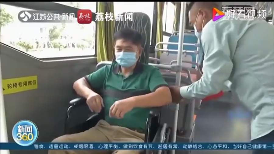 南京初の「點(diǎn)字バス?！?2ヶ所設(shè)置　31ヶ所で音聲案內(nèi)も試行　江蘇省