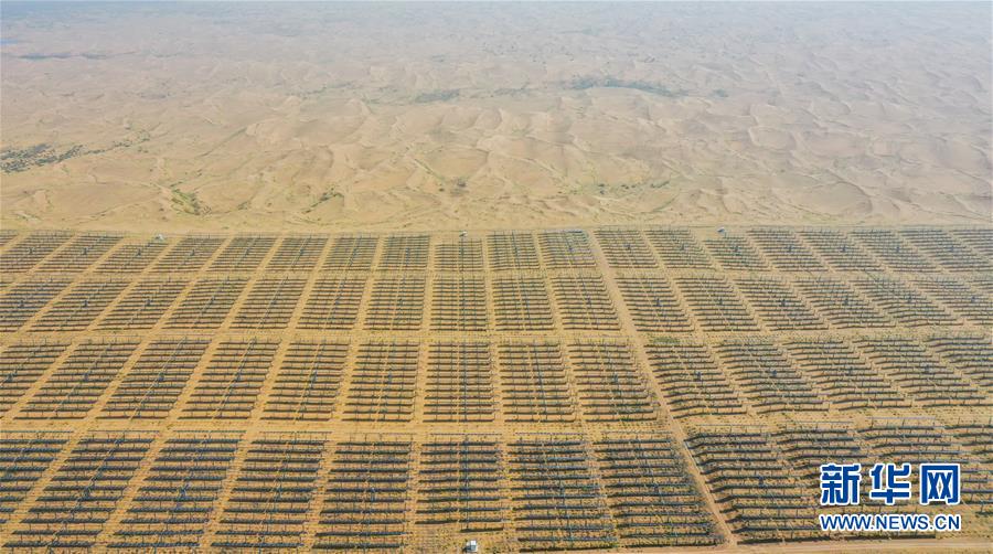空から見たクブチ砂漠の太陽光発電施設(shè)　內(nèi)モンゴル