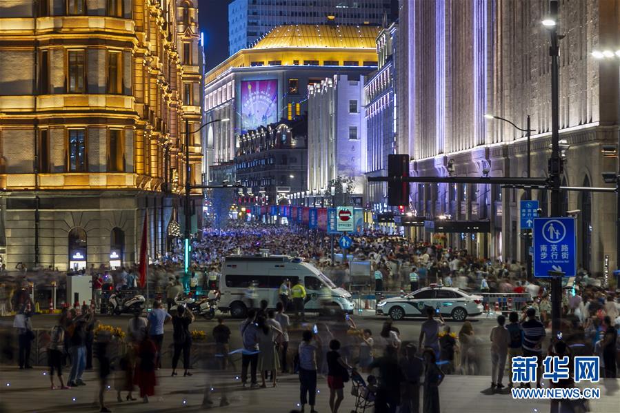 上海南京路の歩行者天國、外灘まで東に延長