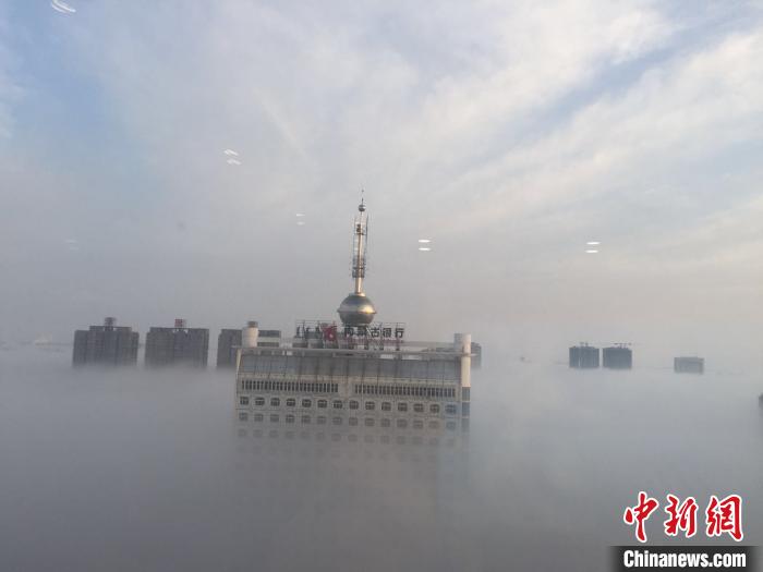 濃い霧に覆われた都市の仙境　內モンゴル通遼市