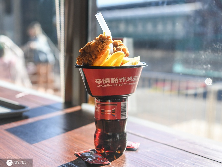 フライドチキンとコーラミニボトルを組み合わせた「フライドチキン?コーラ」（寫真著作権は東方ICが所有のため転載禁止）。