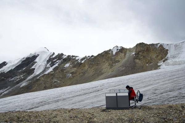 世界で最も孤獨(dú)な職場(chǎng)？標(biāo)高6千メートルの「オフィス」で働く男性　西蔵