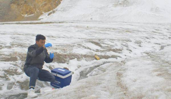 世界で最も孤獨な職場？標高6千メートルの「オフィス」で働く男性　西蔵