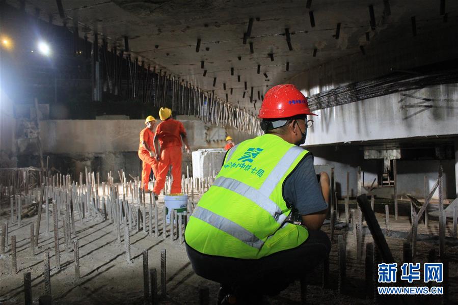 広東省　2萬4000トンの旋回橋が回転に成功