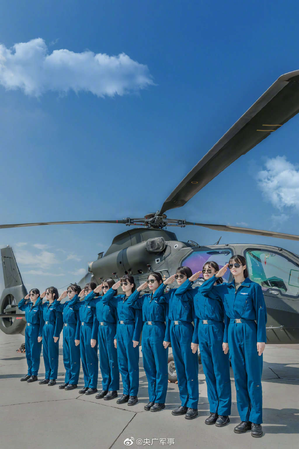 陸軍でヘリ操縦學(xué)ぶ女性10人が初の単獨(dú)飛行訓(xùn)練