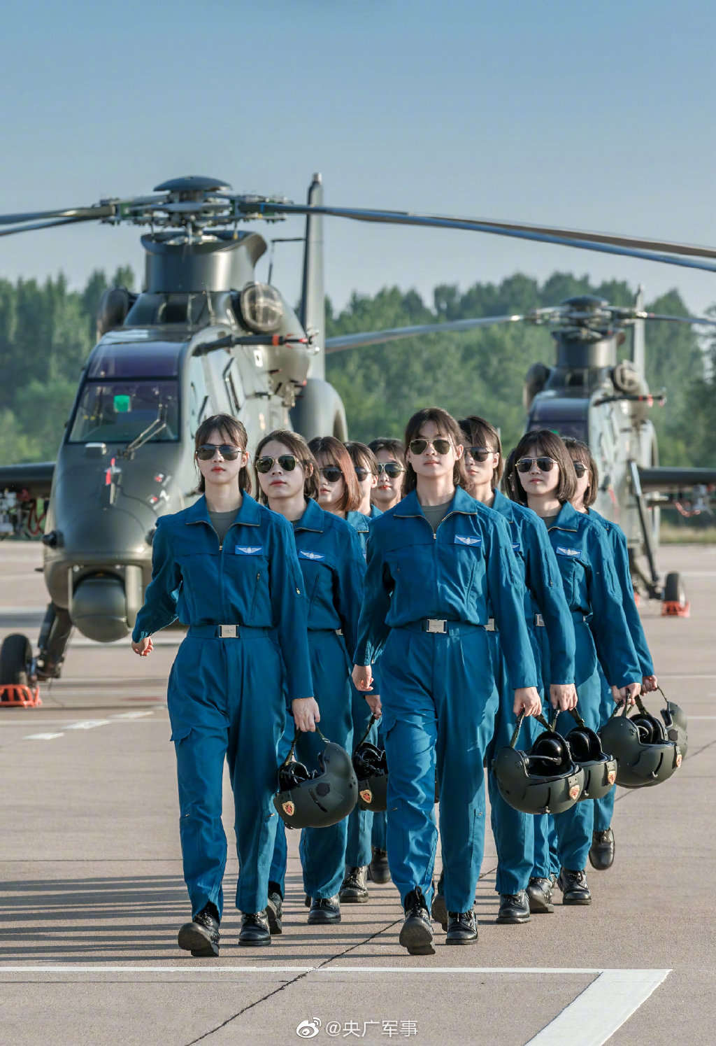 陸軍でヘリ操縦學ぶ女性10人が初の単獨飛行訓練