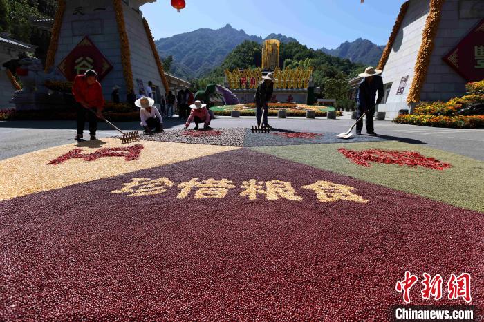 とりわけ目立つのは、「珍惜糧食（食べものを大切にしよう）」の文字。小さな一粒も無駄にしないよう呼び掛けている（撮影?王中挙）。