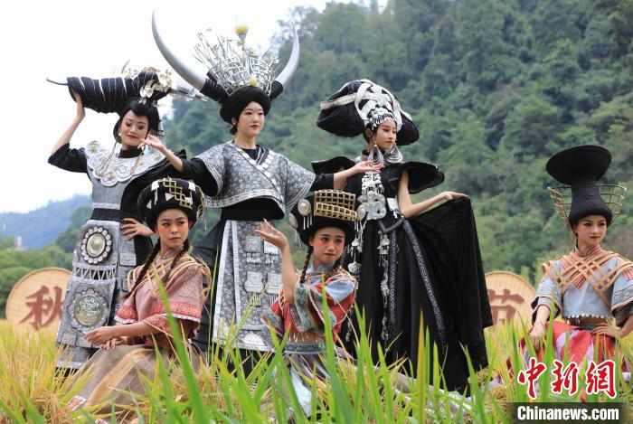 田んぼで行われた奇抜なファッションショー（撮影?呉勇兵）。 