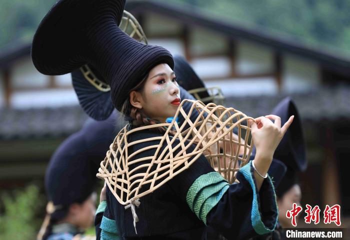 田んぼで奇抜なファッションショー　湖南省張家界