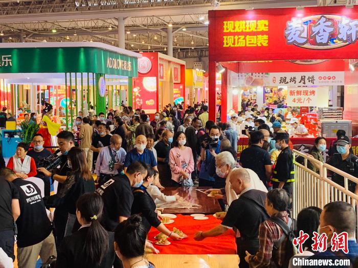 月餅を味わう市民（畫像提供?四川省サプライヤー商會）。