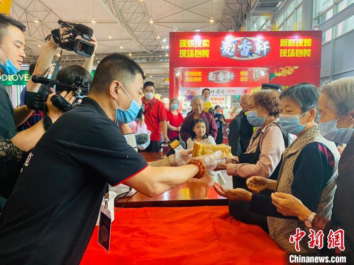 333キログラムの巨大月餅！市民が20分で完食　四川成都