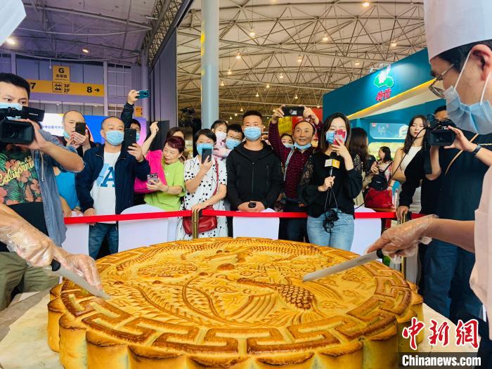 333キログラムの巨大月餅！市民が20分で完食　四川成都