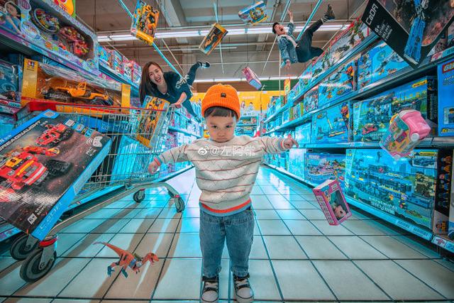 パパすごい！ユニークな特撮親子寫真を撮影する若いカメラマンパパ