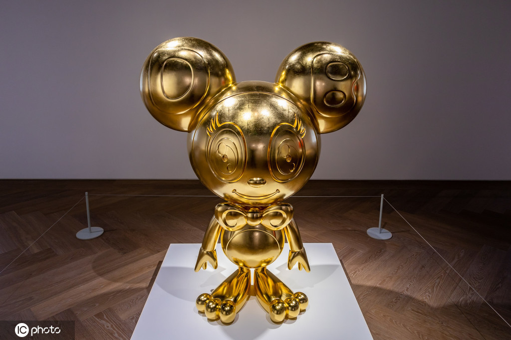 「信使」と名付けられたアート?グループ展で披露された村上龍氏の「Mr. DOB Gold」（寫真著作権は東方ICが所有のため転載禁止）。