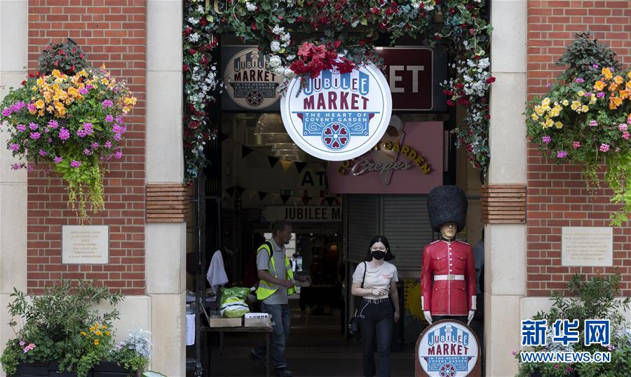 新型コロナ感染拡大の「臨界點(diǎn)」に立つ英國