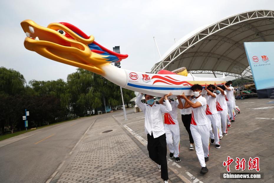 公開された競(jìng)技用ドラゴンボート（撮影?富田）。