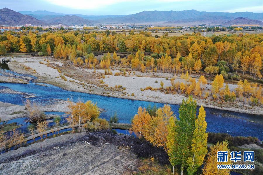 9月20日、新疆維吾爾（ウイグル）自治區(qū)阿勒泰（アルタイ）地區(qū)青河県の風(fēng)景（ドローンによる撮影?沙達(dá)堤）。
