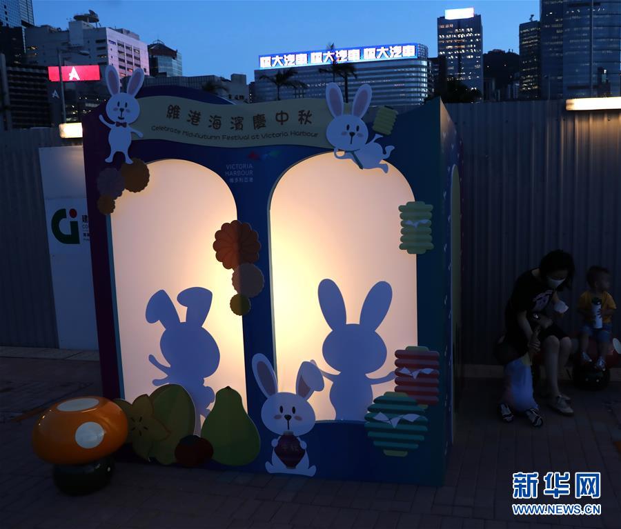 國(guó)慶節(jié)と中秋節(jié)控え、街中にお祝いムード溢れる香港地區(qū)