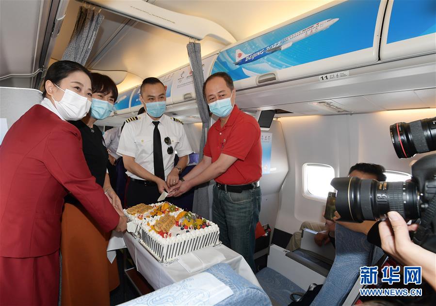 「冬季五輪氷雪號(hào)」の武漢への初飛行を祝し、武漢支援北京醫(yī)療チームの代表者と共にケーキカットを行うCAのクルー（9月22日撮影?李賀）。