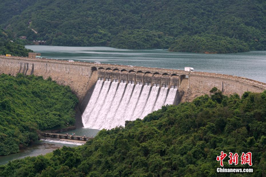 香港地區(qū)で連日の大雨、市民はダムの放水を見學(xué)